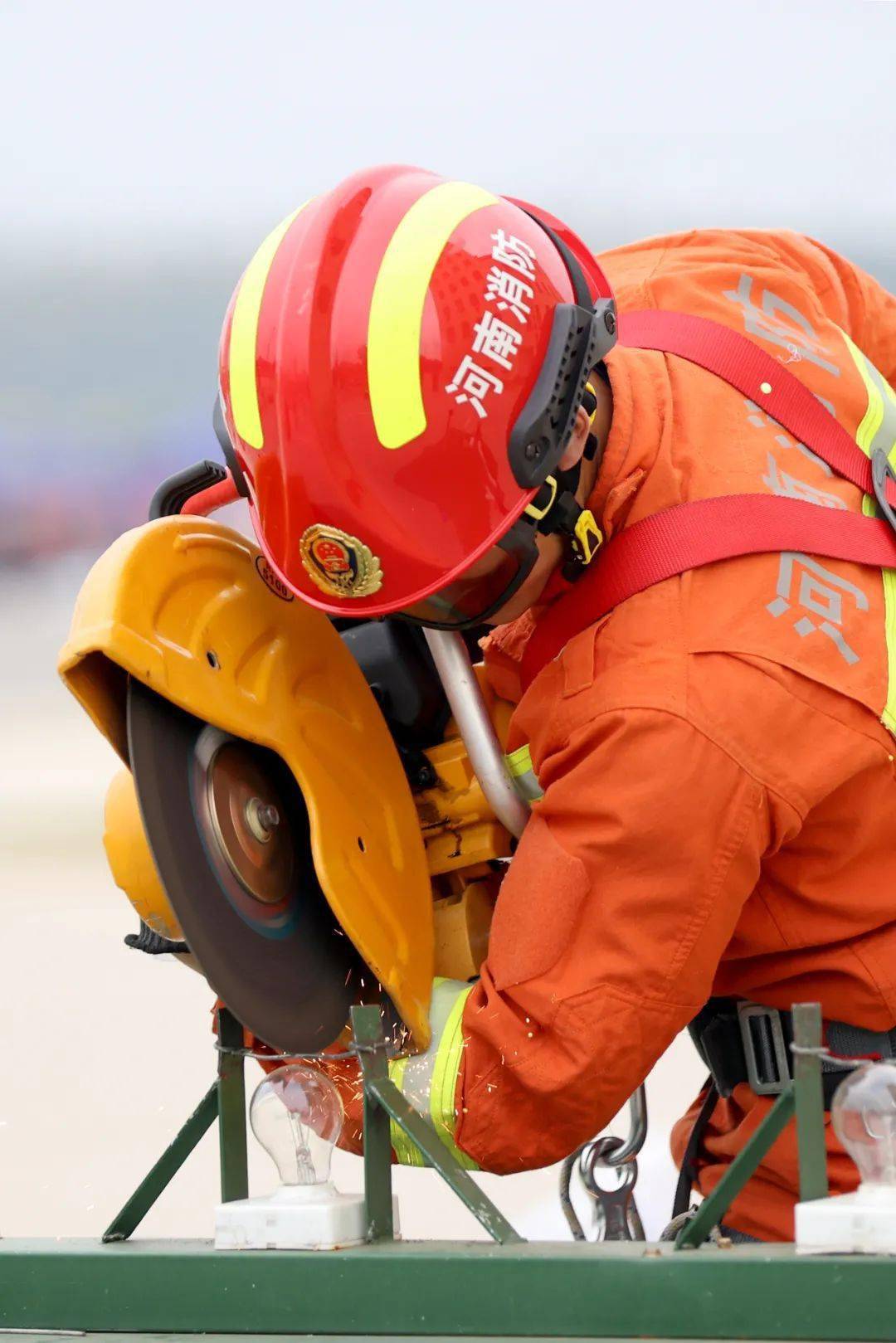 拼体能,炫技能,河南消防员这波操作,不服不行!