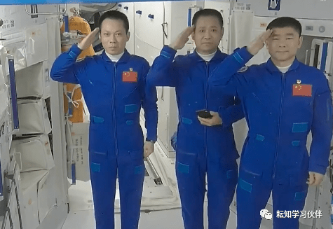 期待英雄凯旋，3名航天员离开空间站前敬礼致谢