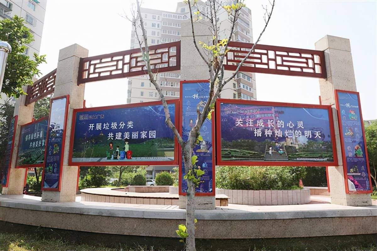 文明标语跃然于墙上,防护框上,让公益广告成为社区一道靓丽