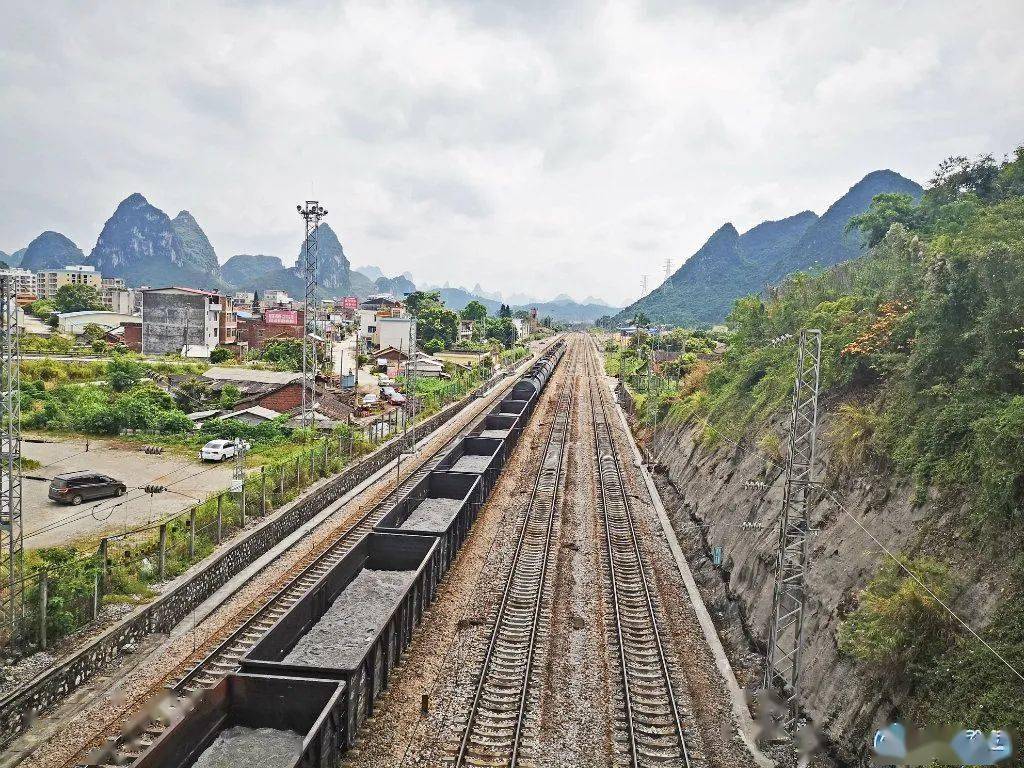 化进群山的倒映中仿佛一只巨象匍匐在水边大风光山豁然映入眼帘走到街