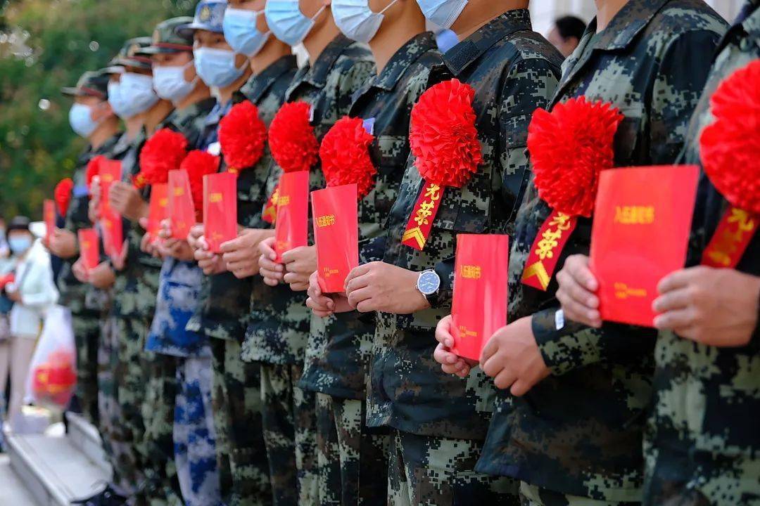 我校入伍新兵身着戎装,胸戴红花,精神抖擞.