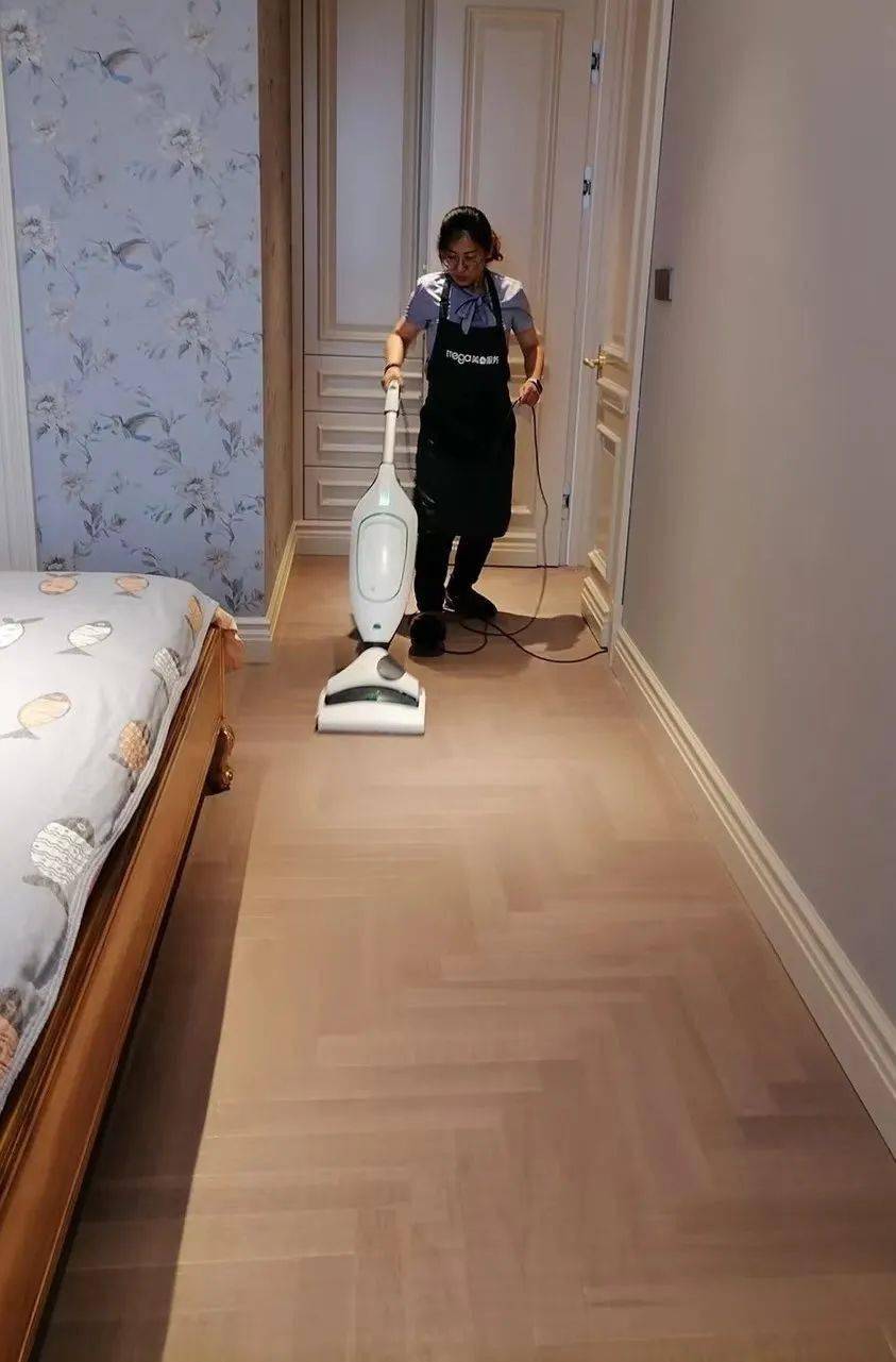 一款书香门地的实木复合地板,如果你悉心保养,她一定会呈现出一幅贴近