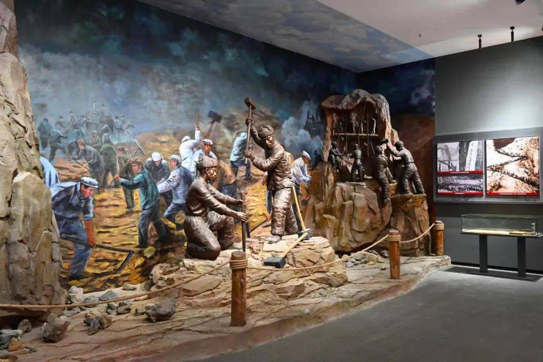 不怕苦,二不怕死,顽强拼搏,甘当路石,军民一家,民族团结的"两路"精神