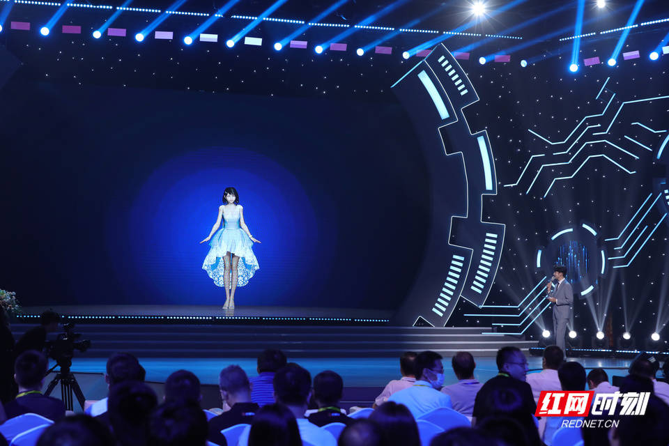 审美|组图｜惊艳马栏山！“最美面孔”主持人瑶瑶来了