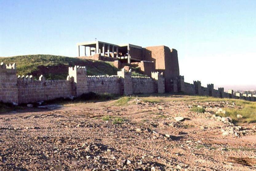 亚述帝国还有一个都城尼尼微,隔底格里斯河与摩苏尔城相望,曾经多次在