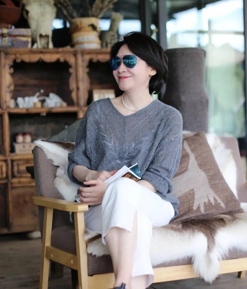 这才是中年女人的学习目标50多岁靠穿搭出圈优雅到了骨子里