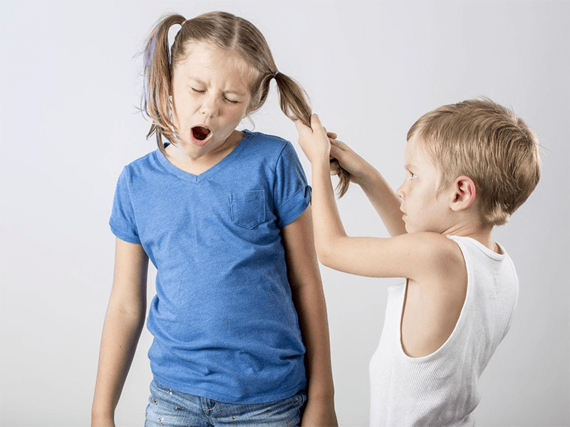 小孩|四岁女孩力大无比把幼儿园男小孩打个遍，我天天被老师叫怎么办？