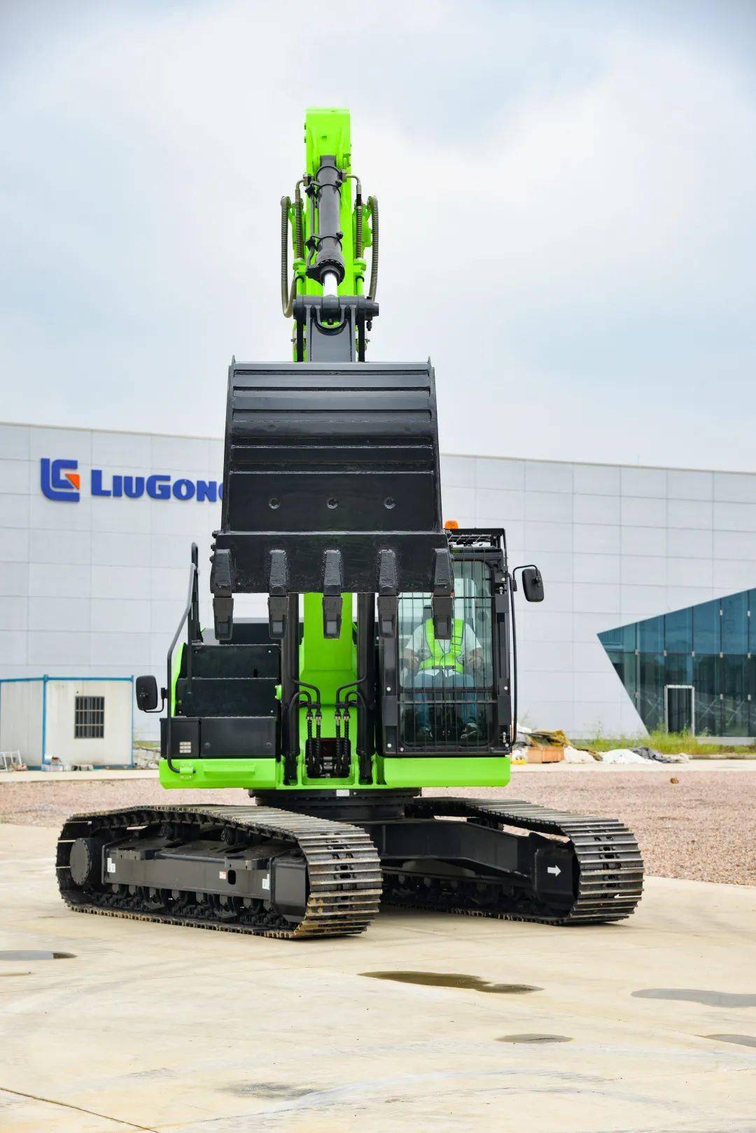 全新电动挖掘机绿装着身展飒爽英姿电力十足