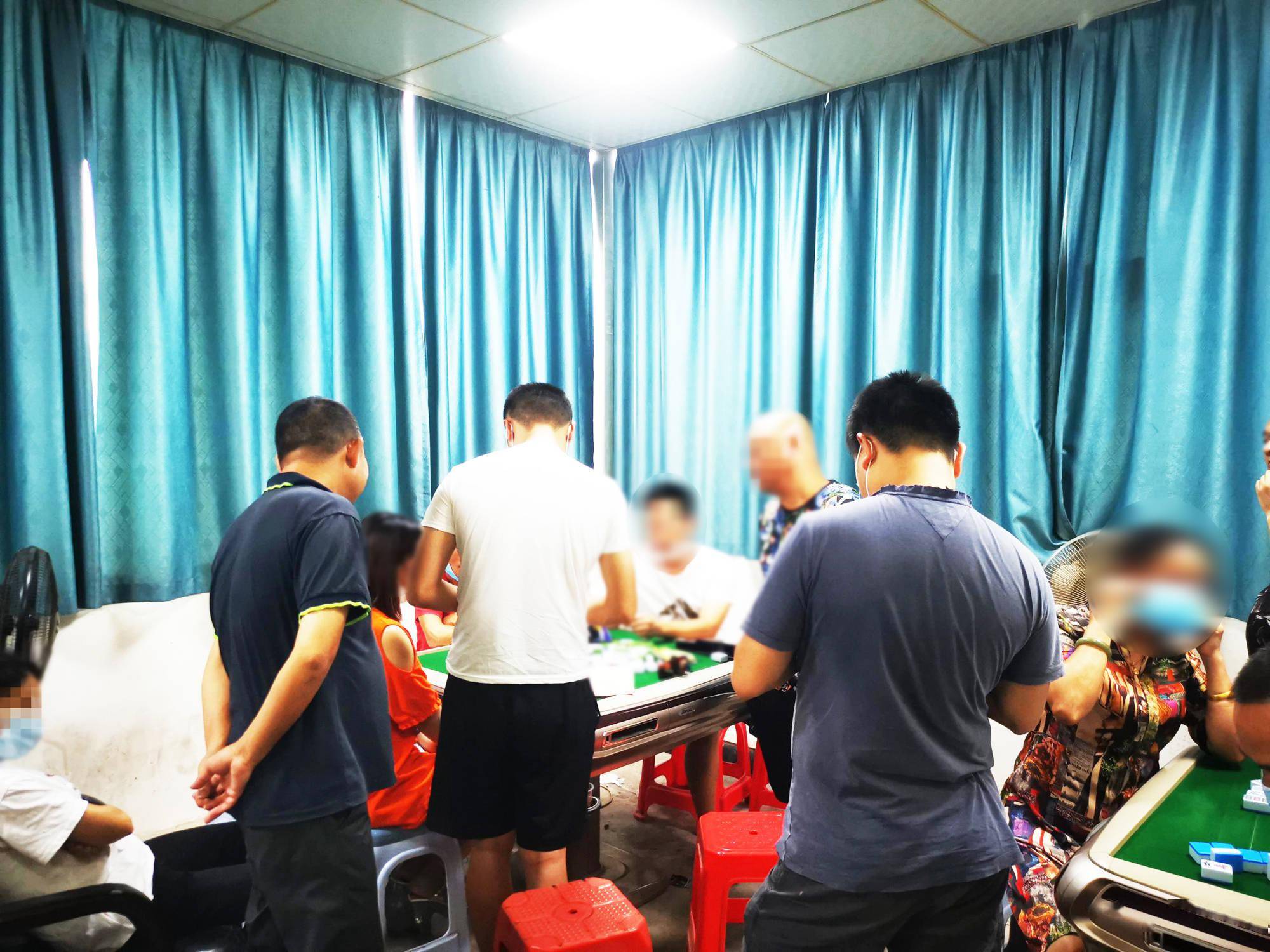 33人棋牌室聚赌被抓!一对夫妻涉嫌赌博罪被刑拘