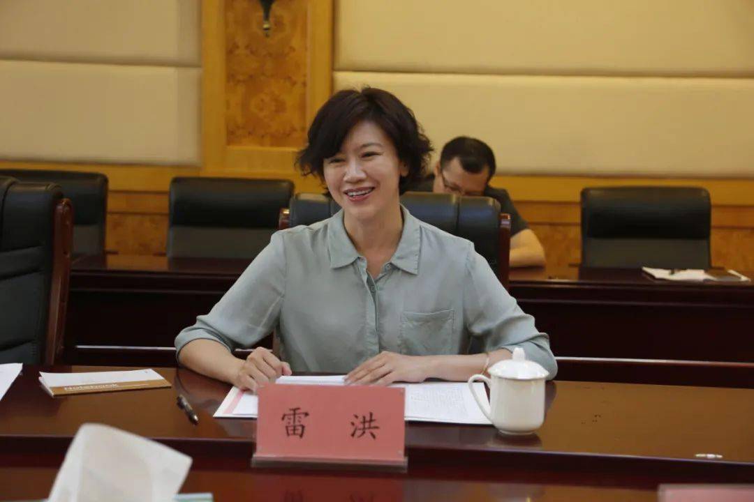 图为全国人大代表陈东辉发言图为全国人大代表韦红梅发言在随后召开的