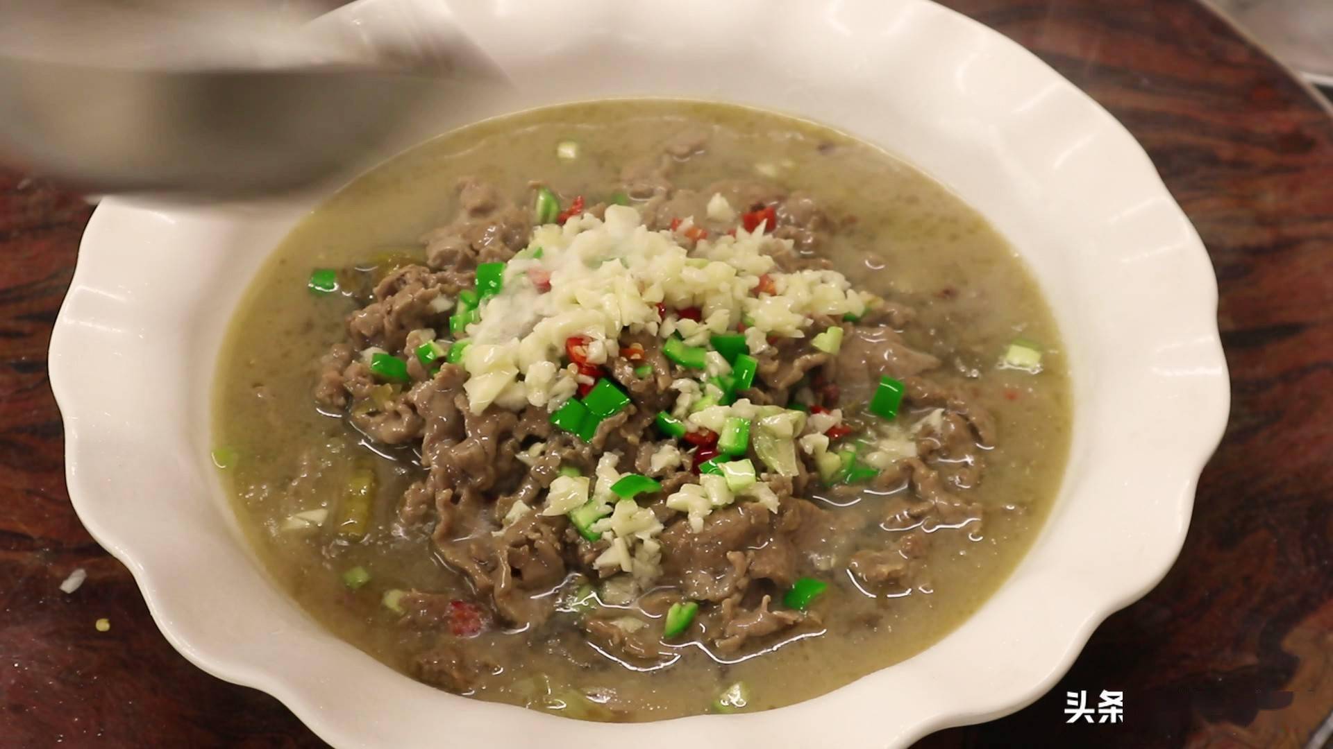 水煮牛肉想要做得好吃要记住关键这一步麻辣醇香滑嫩不柴