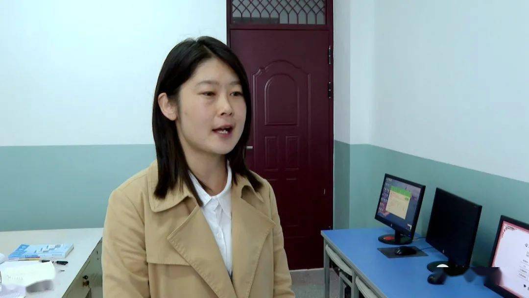 石泉中心小学教师杨晶说:"李玉玺老师是一位爱岗敬业的好老师,在教学