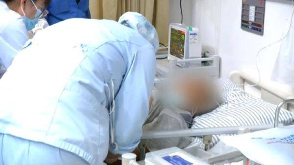 家属|警惕！男子从人字梯上跌落竟导致体内这一器官破裂，送医下病危通知