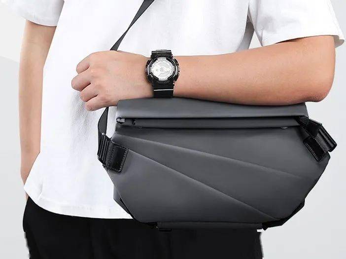 设计|让男人一见痴迷「巨能装」斜挎包！出街背它帅炸整条街