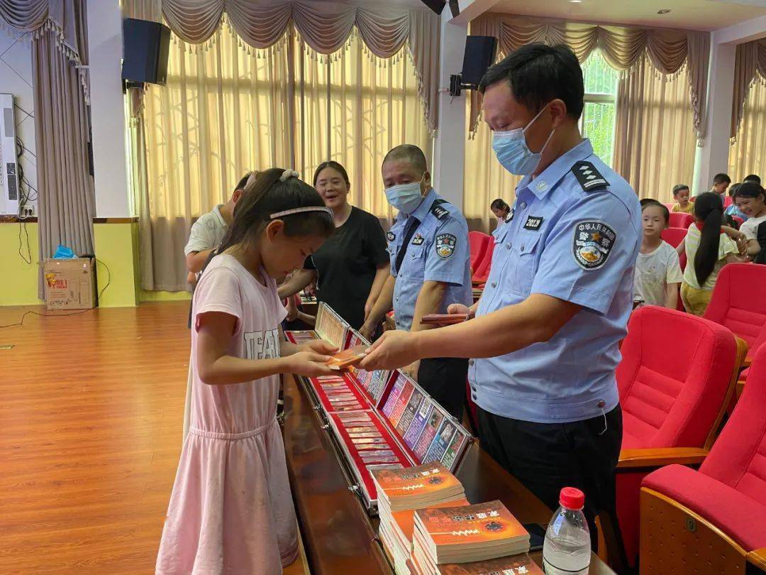 活动中,禁毒科民警段宛利首先为孩子们开设了一堂禁毒知识专题讲座