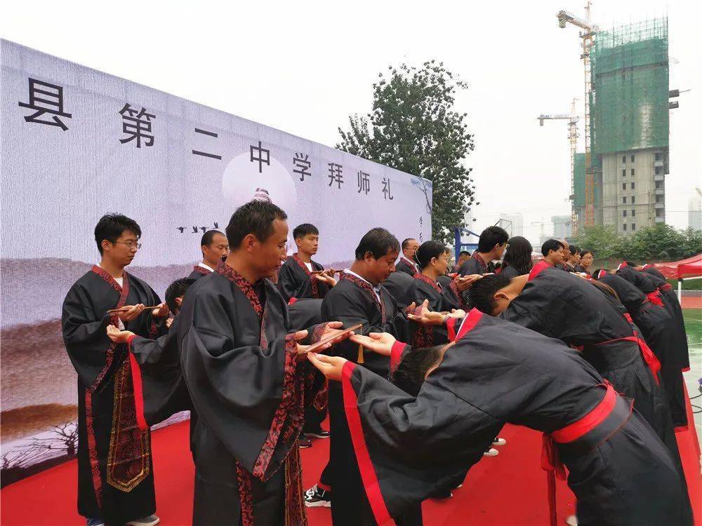 尊师重道莘县二中新生进行传统拜师礼致敬教师