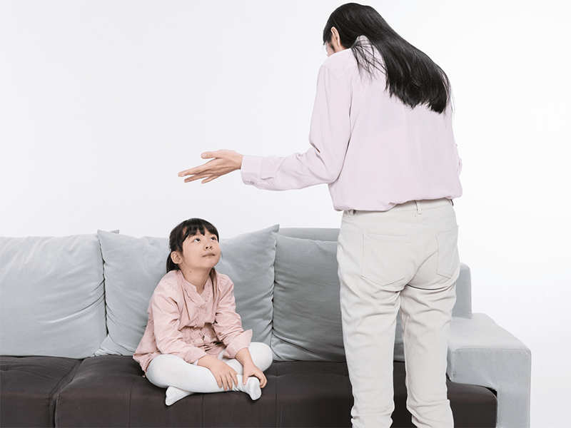 小孩|四岁女孩力大无比把幼儿园男小孩打个遍，我天天被老师叫怎么办？