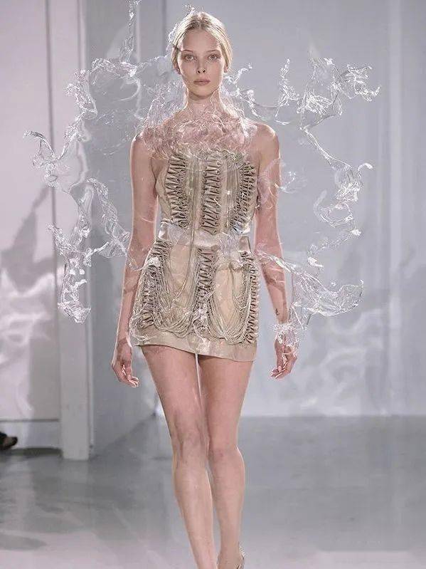 van|“外星生物”、行走的3D打印，未来服装长什么样？