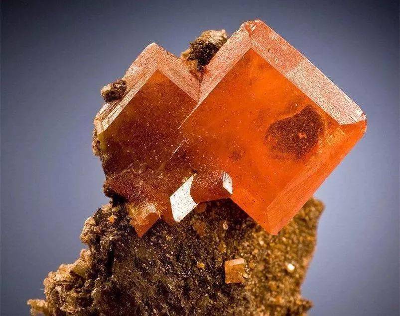 是的没错,长时间接触这种矿石会致人脱发,和皮肤接触也会引起各种疾病