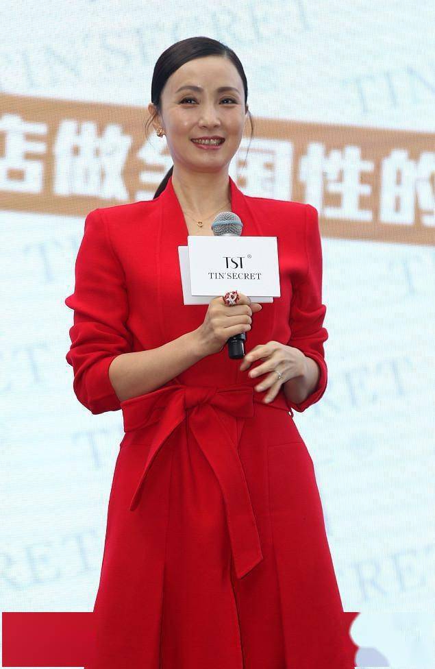 陶虹赢得漂亮,一身红色大衣裙显高级气场,把张庭衬成"路人甲"