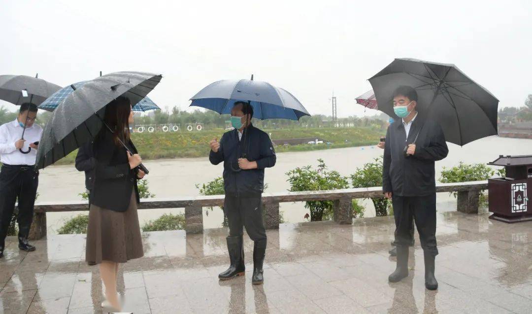县委书记陈珍礼冒雨督导检查防汛工作