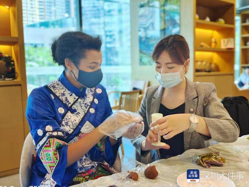 外籍友人在深圳坪山体验中秋节氛围，穿汉服做月饼好欢乐