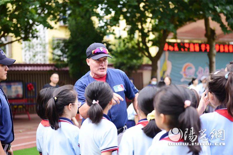 雁塔区航天210小学迎来了一堂新鲜有趣的mlb棒球公益课