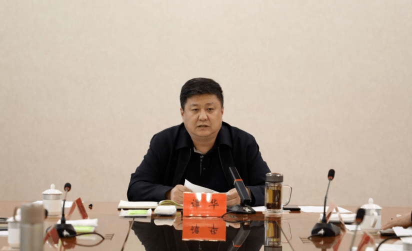 莫旗领导张世国,郭琰,潘志辉,李晓东,吴明学,郭俊萍出席会议,旗相关