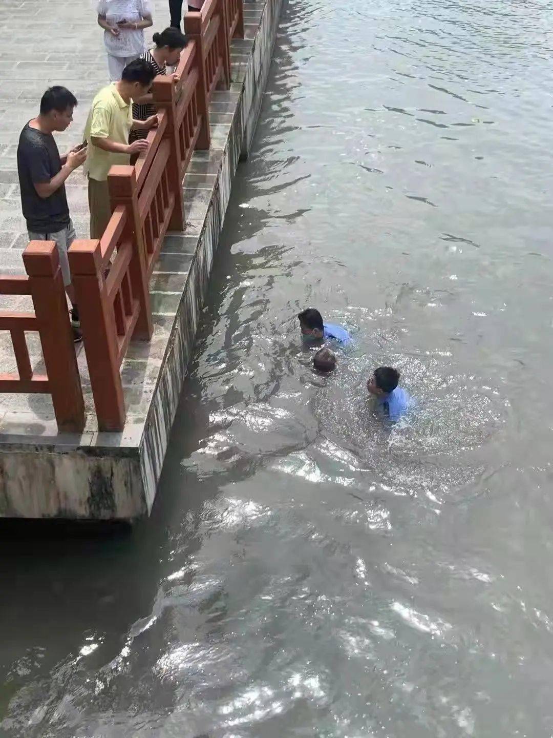 紧急!有人跳河 水已没过了脖子