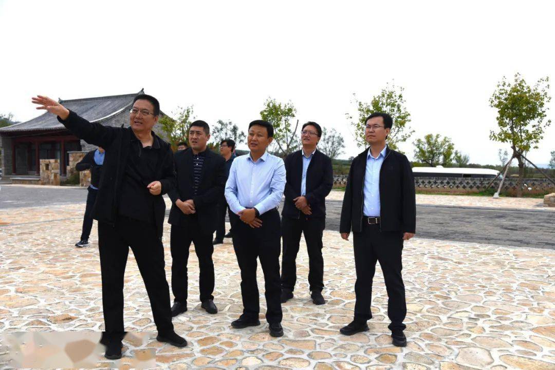 9月18日,县委书记丁国华,县委副书记,县长谢云深入长城乡镇边堡村调研