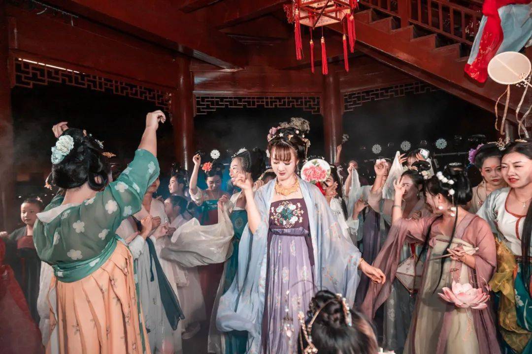 汉唐文化盛行,尽展中华礼仪之风采,如今在传统节日里,身着汉服,流连在