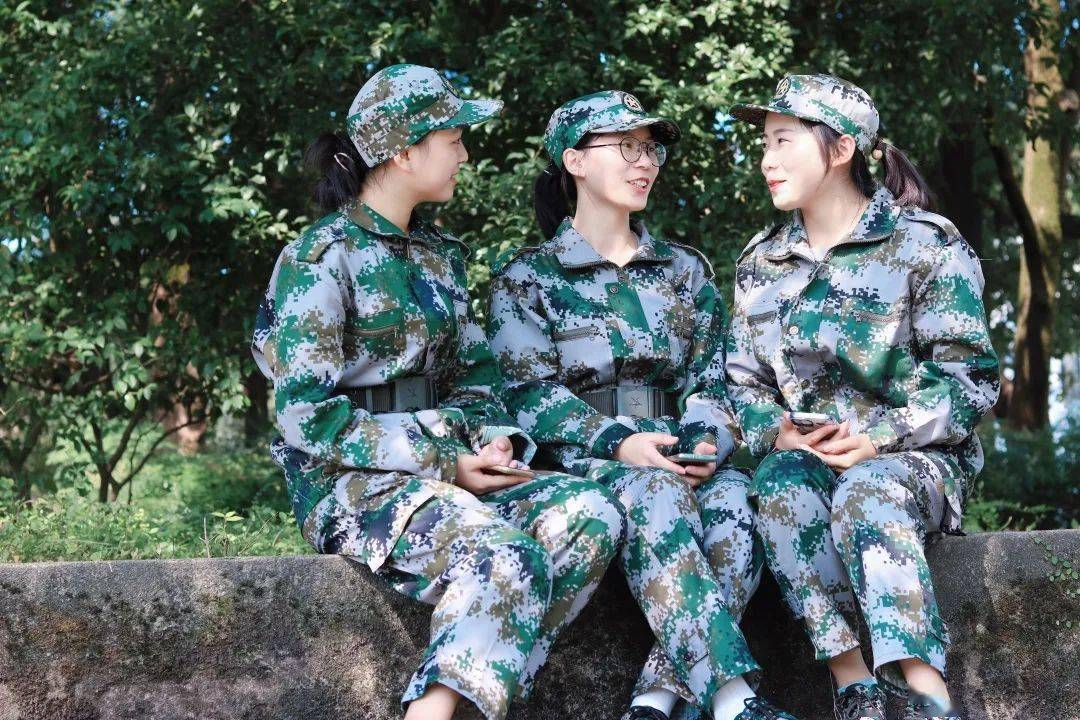 十五月圆照戎装当浙江农林大学新生军训遇上中秋佳节