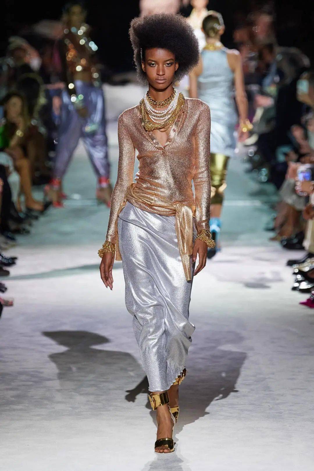 带着|一己之力拯救了Gucci的男人，出走后的他带着全新的运动风潮 SPRING 2022 READY-TO-WEAR，飒爽归来。