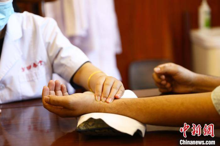 浙江杭州:外国友人中秋佳节体验中医文化