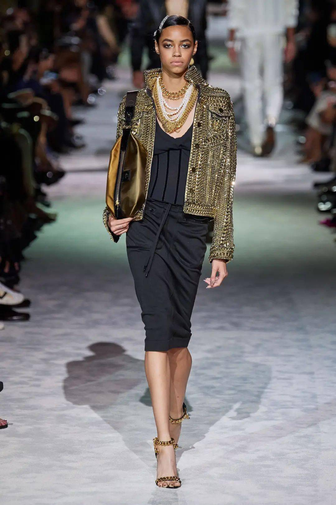 带着|一己之力拯救了Gucci的男人，出走后的他带着全新的运动风潮 SPRING 2022 READY-TO-WEAR，飒爽归来。