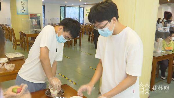 徐雨|返校大学生就地过节 看南京高校“花式”过中秋