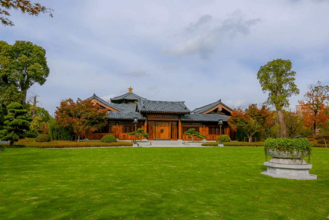 重建后的宝山寺建筑总面积约12000平方米,规模居沪上佛教寺院之首.