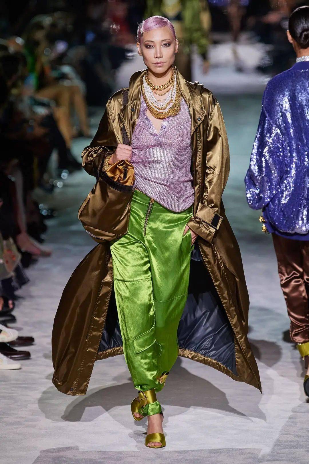 带着|一己之力拯救了Gucci的男人，出走后的他带着全新的运动风潮 SPRING 2022 READY-TO-WEAR，飒爽归来。