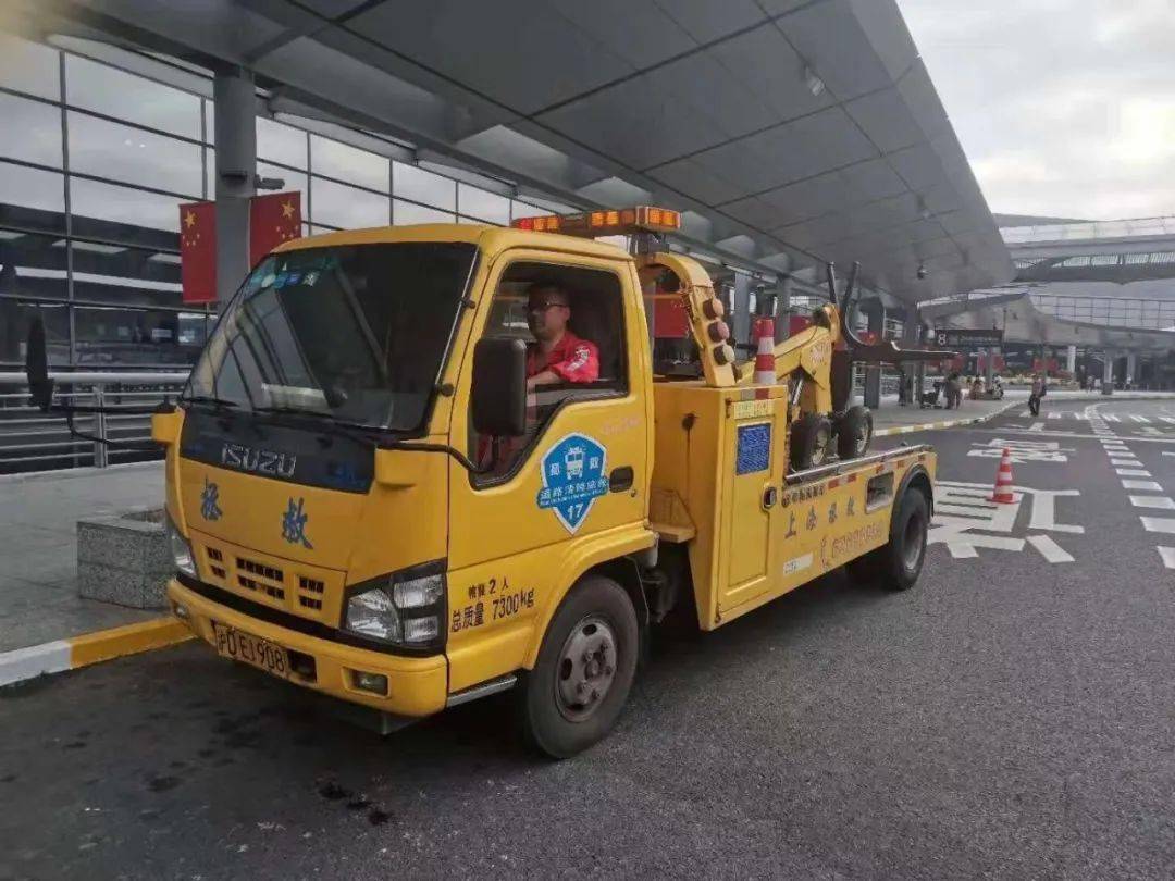 一个人的中秋丨16个月没回家了!救援牵引车司机24小时值守在路上