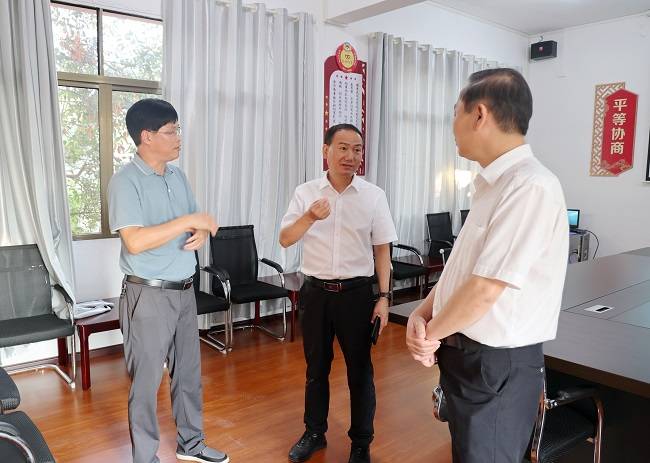 施秉县委书记姜志强到城关镇白塘村调研施秉县"院坝协商"工作推进情况