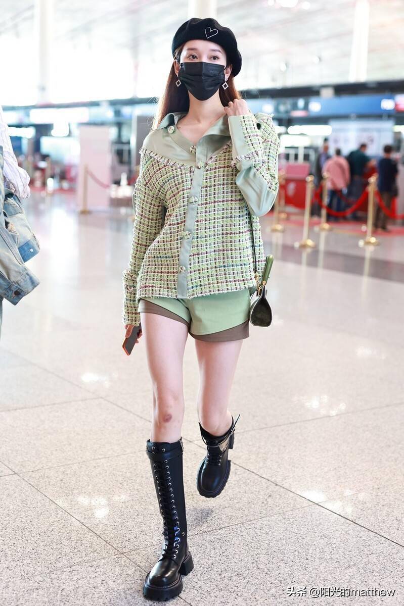 街拍:刘令姿豆绿色粗花呢外套 贝雷帽 短裤 黑色骑士靴优雅女人