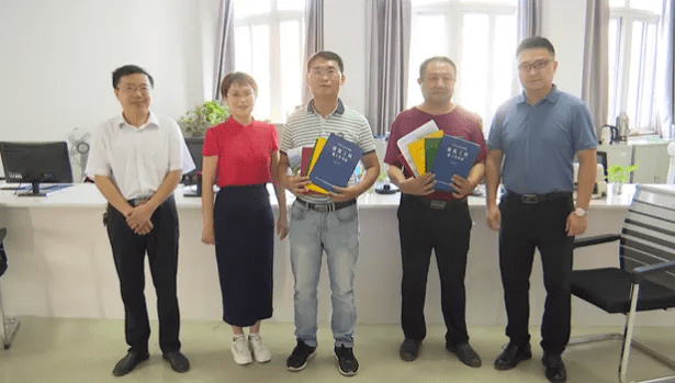 9月22日,汉川市政府副市长陈淳为湖北宗源材料,华隆橡塑两家当日签订