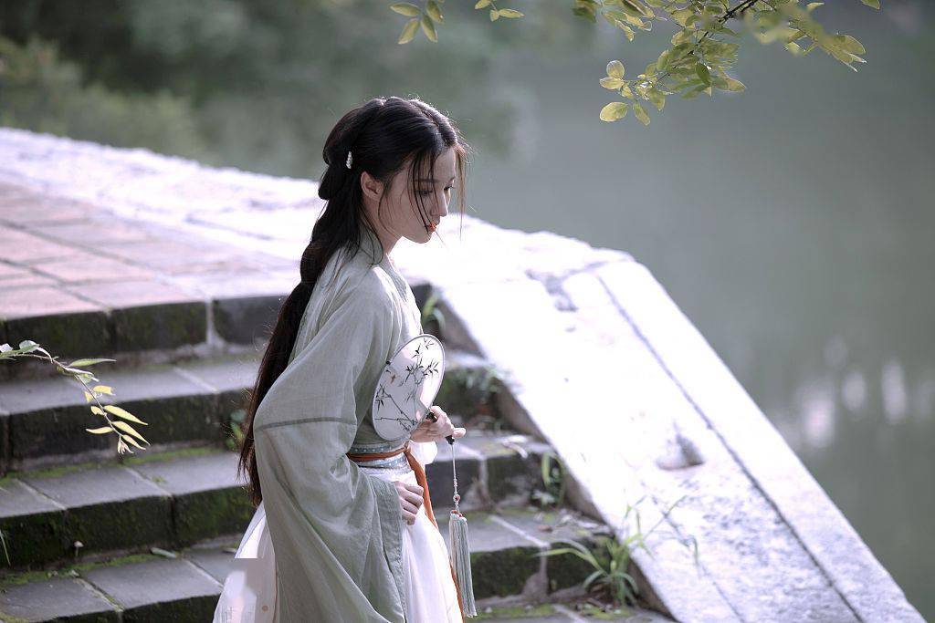 诗词,纸鸢,团扇搭配汉服和茶具,满满的传统文化元素,诠释古风之美