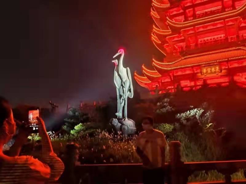 中国|登名楼赏明月 中秋月夜黄鹤楼“迷”住众多游客