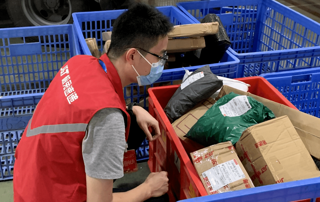 贴纸墙壁上贴着活动海报在极兔速递江门蓬江网点9月22日下午▼戳视频