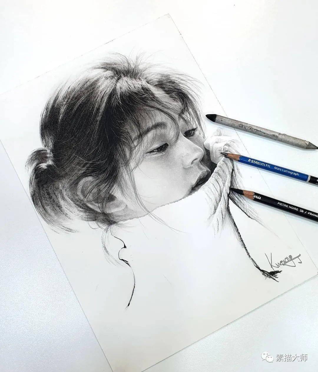 这铅笔素描画,也太精彩了,尤其是发丝!