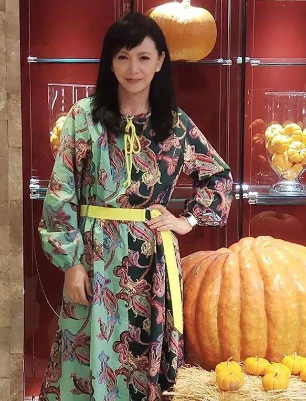 颜色 曾华倩晒近照，美颜了还是难掩沧桑，跟普通人比就是气质更好！