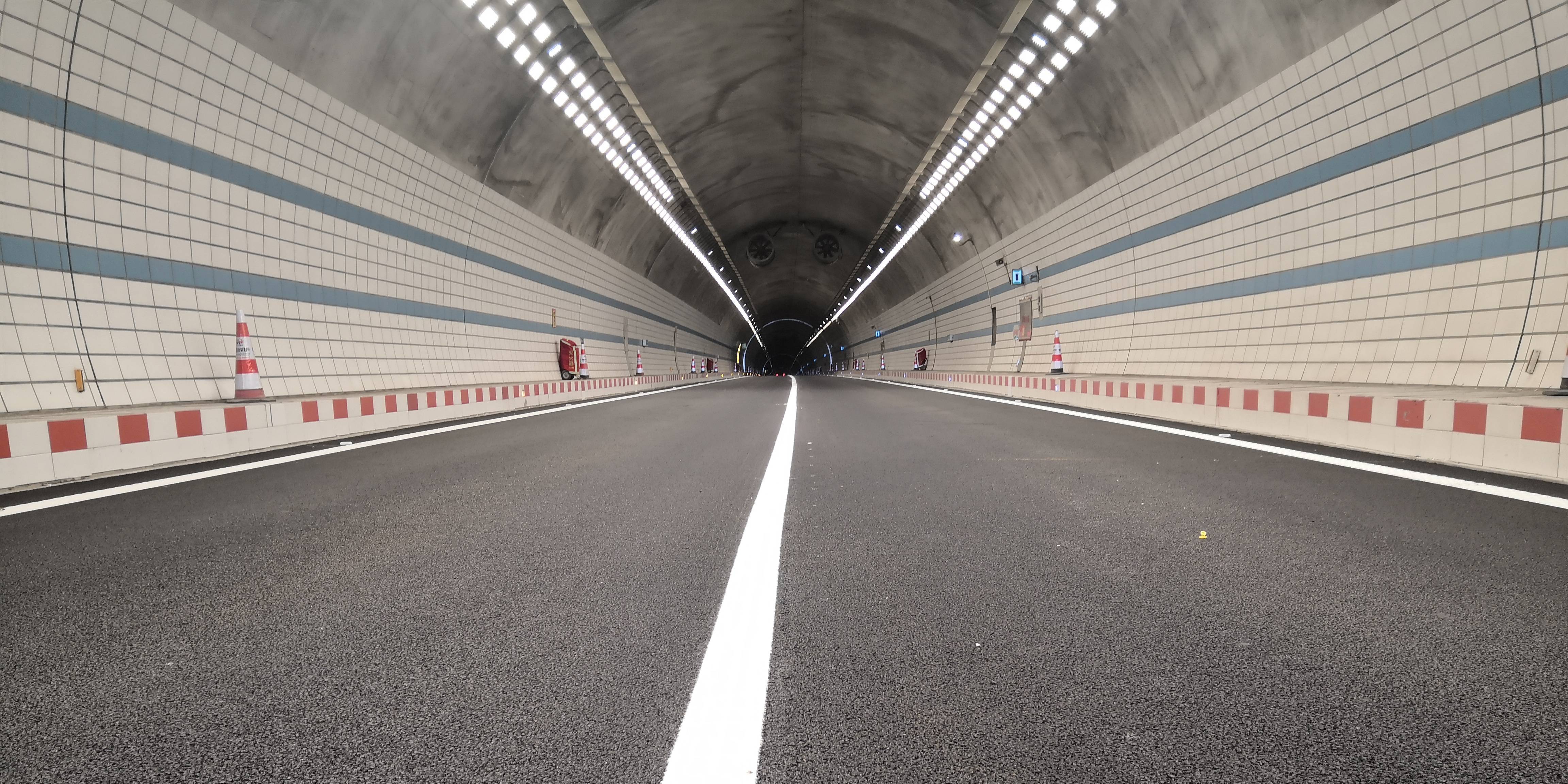 通讯员供图位于英德市境内的连英高速金门隧道长约6.