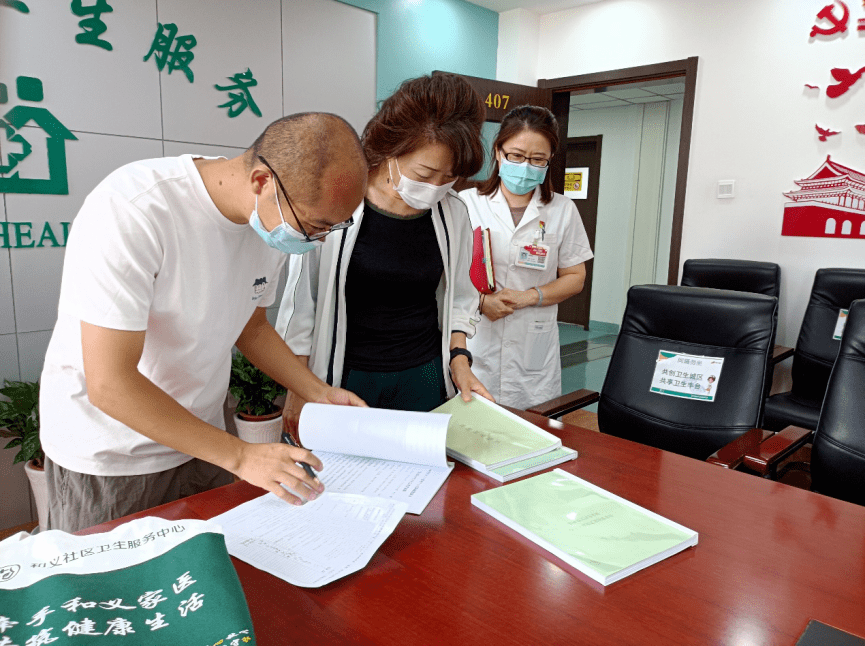 检查组在马家堡社区卫生服务中心