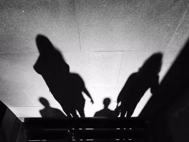 摄影给平常的事物赋予一种不平常的气氛，摄影同样如此！